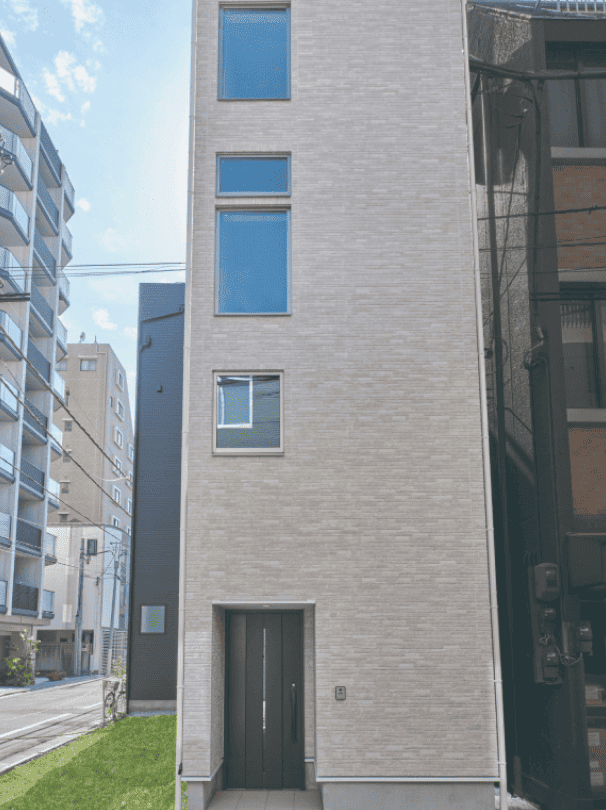 CASE 01:わずか9.6坪の超狭小地!鉄骨の常識を覆した「木造耐火4階建て」