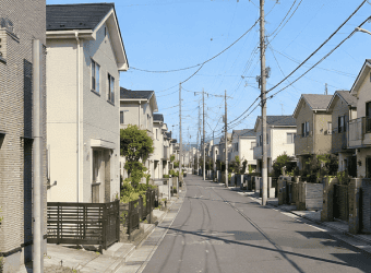 都市計画法で定められた「防火地域」または「準防火地域」であること（東京23区の大部分が該当します）。