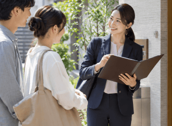 ② プロを間に入れた「審査体制と管理システム」